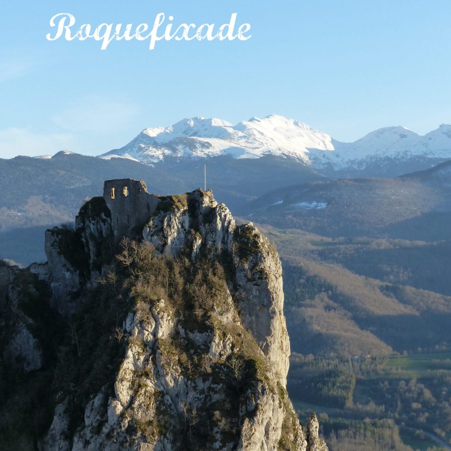 château perché face aux Pyrénées