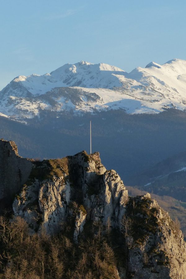 Roquefixade et les Pyrénées enneigées
