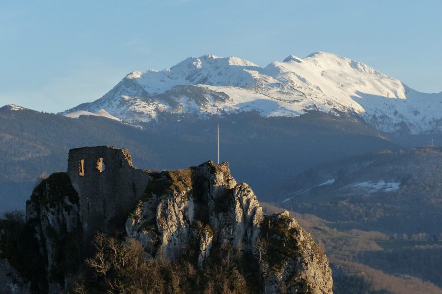 Roquefixade et les Pyrénées enneigées